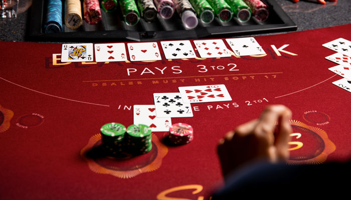 Mesa virtual de blackjack no app 22A cassino com cartas e fichas